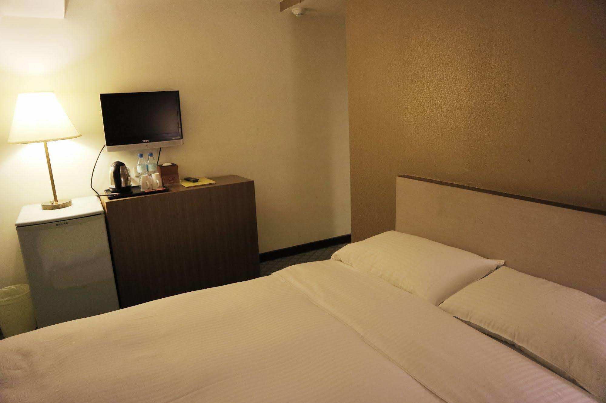 New World Hotel Тайбэй Экстерьер фото